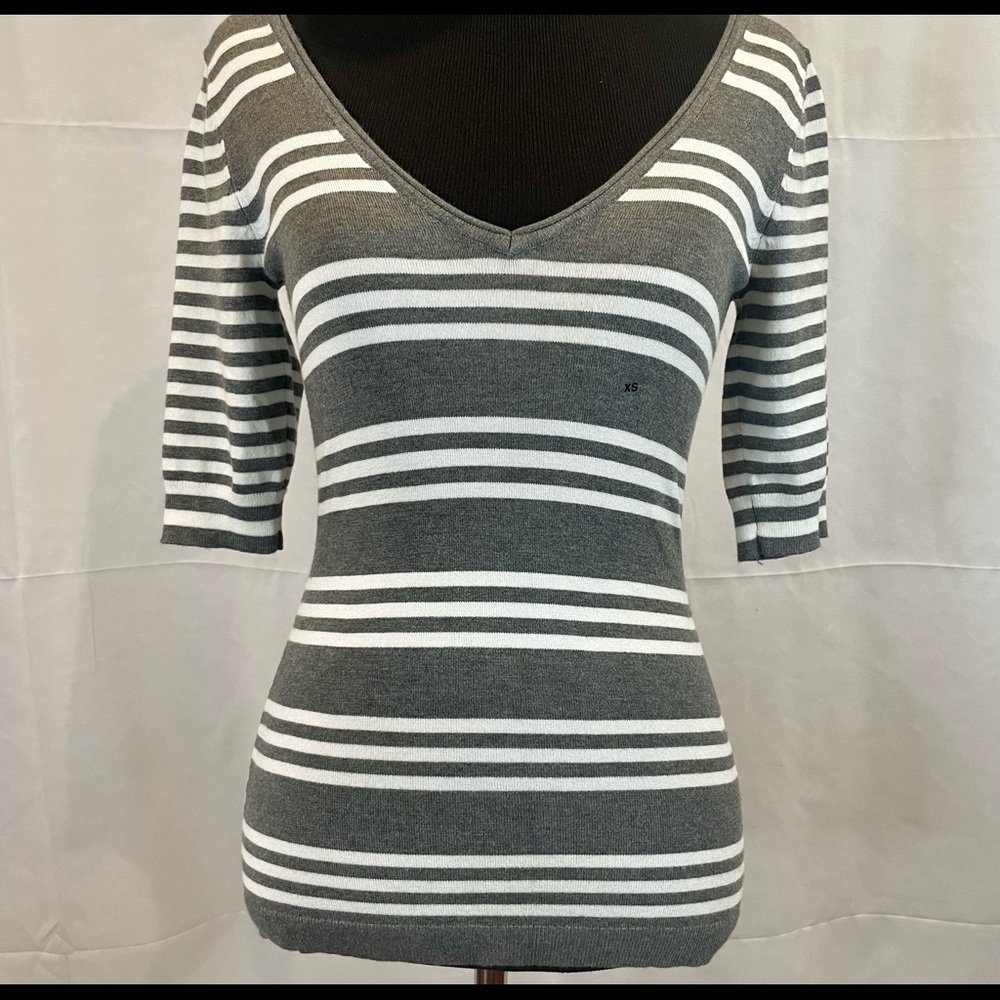 Cute grey and white v neck striped 3/4 sleeve top